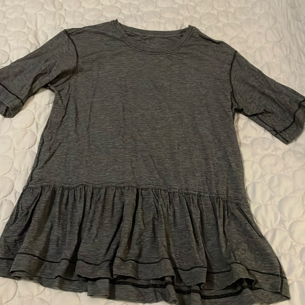 Lululemon gray T-shirt with ruffles